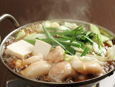 九州の醤油を使った自家製出汁が味の決め手！『焔心名物　博多もつ鍋』。大きめの具材は食べ応え満点