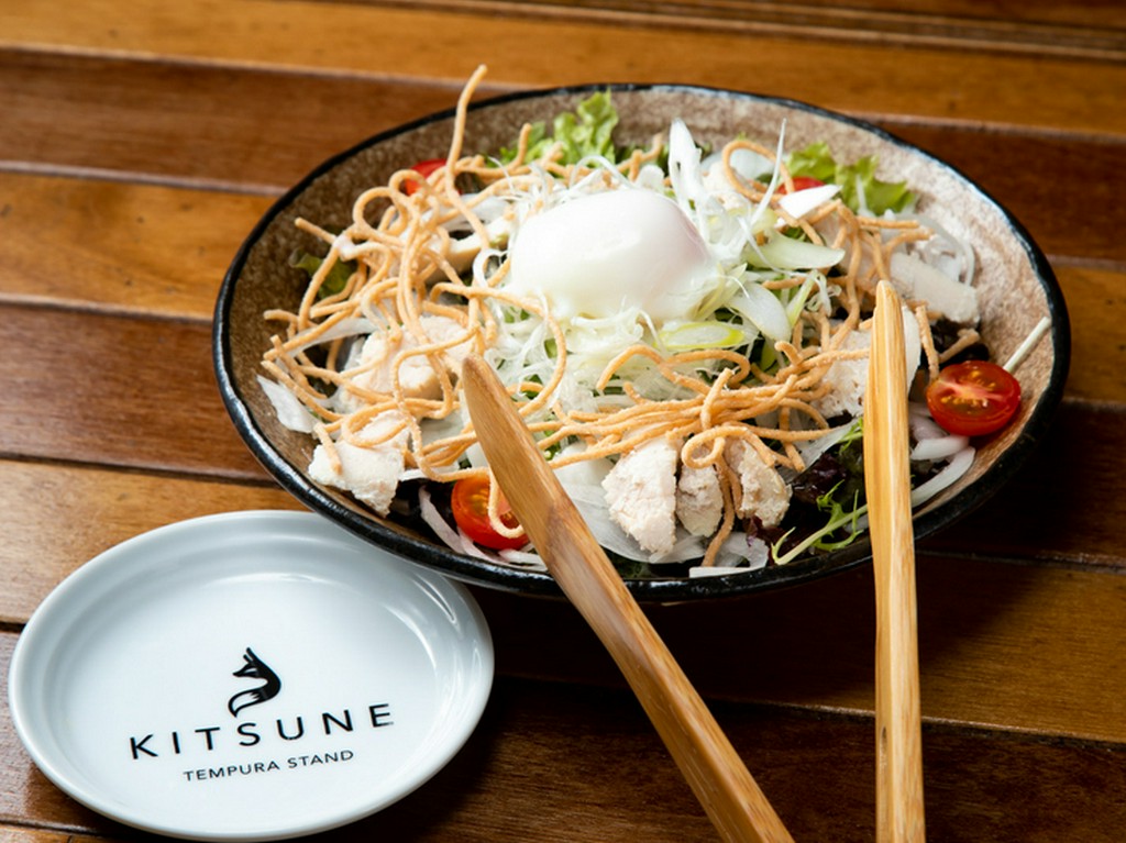 天ぷらの間に、さっぱり楽しめる『バリバリKITSUNEサラダ』