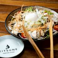 しっとり食感の自家製蒸し鶏と野菜の上に、愛知県の【水鳥製麺】の生そばを揚げてトッピング。バリバリ食感と豊かな蕎麦の風味、黒酢ドレッシングのさっぱり感が絶妙！天ぷらと相性抜群なひと皿です。