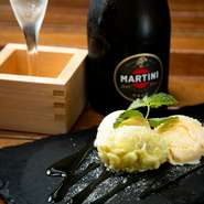 自家製スイートポテトの天ぷらにバニラアイスを添え、蜂蜜をかけた一品。熱々ホクホクの天ぷらとつめた～いアイスの「温×冷」の新食感が楽しめます。甘いおつまみ感覚で、スパーリングと合わせるのもオススメです。