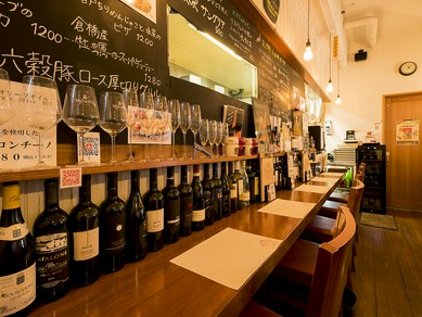 サク飲みにもピッタリ。シェフとの会話も楽しめるカウンター