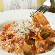 イタリア産のパッパルデッレという幅広麺にポモドーロに使うソースをさらに煮詰めた濃厚なトマトソースを合わせています。羊乳のチーズ・ペコリーノもコクのあるイタリア産のものを使用。クセになるおいしさです。