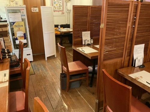 木製パーティションで半個室に