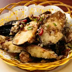 ナス特有の食感をパリパリに進化させた『ナスの黒コショウ揚げ』