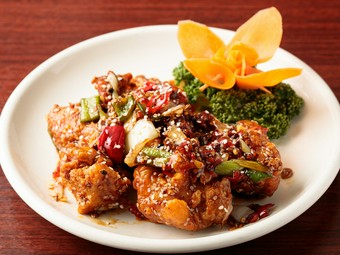 家族でアイデアを出し合って誕生した『紅運鶏』