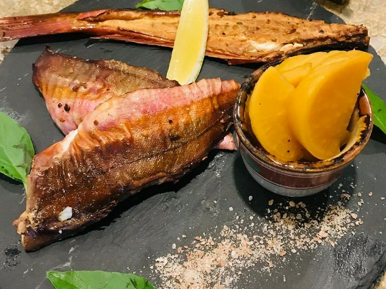 スモーキーで芳醇な香りと、食感がやみつきになる『自家製サーモンスモーク』