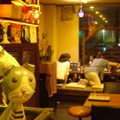 可愛らしい小物に囲まれたオシャレな店内で、賑やかなひとときを