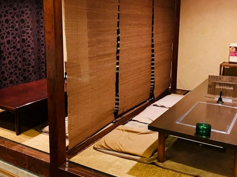 ゆったり座れる座敷席。簾で仕切ることで半個室のような雰囲気に