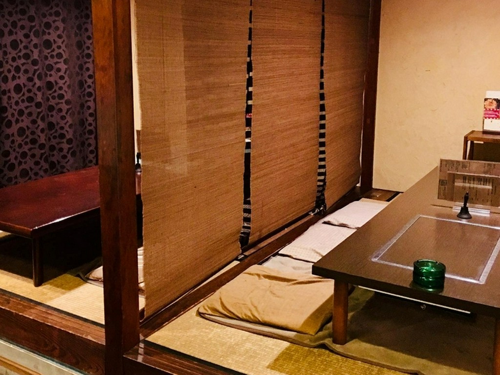 ゆったり座れる座敷席。簾で仕切ることで半個室のような雰囲気に