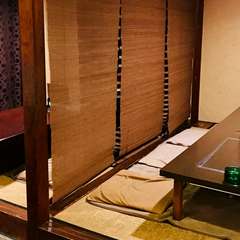 ゆったり座れる座敷席。簾で仕切ることで半個室のような雰囲気に