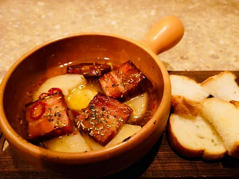 自家製スモークをアヒージョで。芳醇な香りと素材の旨みを満喫