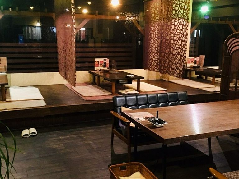 レトロなソファー席や座敷席など、シーンに合わせて選べる座席