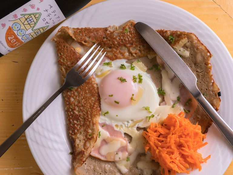 『卵・ハム・グリュイエールチーズのそば粉のガレット』