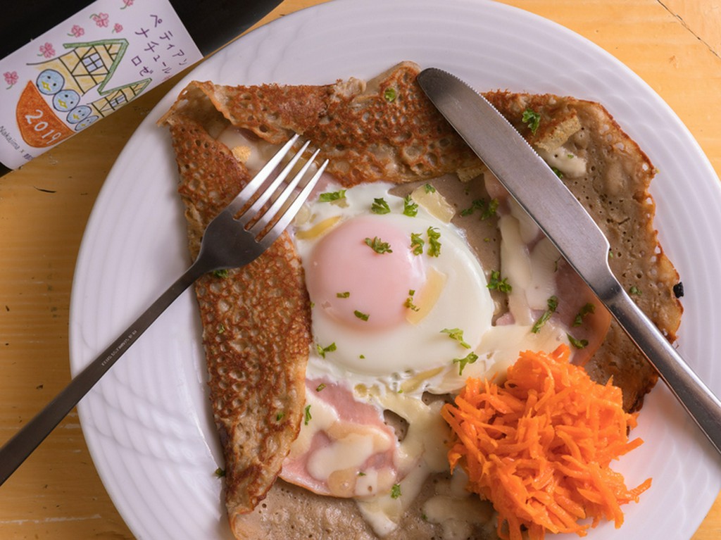 『卵・ハム・グリュイエールチーズのそば粉のガレット』