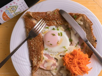 『卵・ハム・グリュイエールチーズのそば粉のガレット』