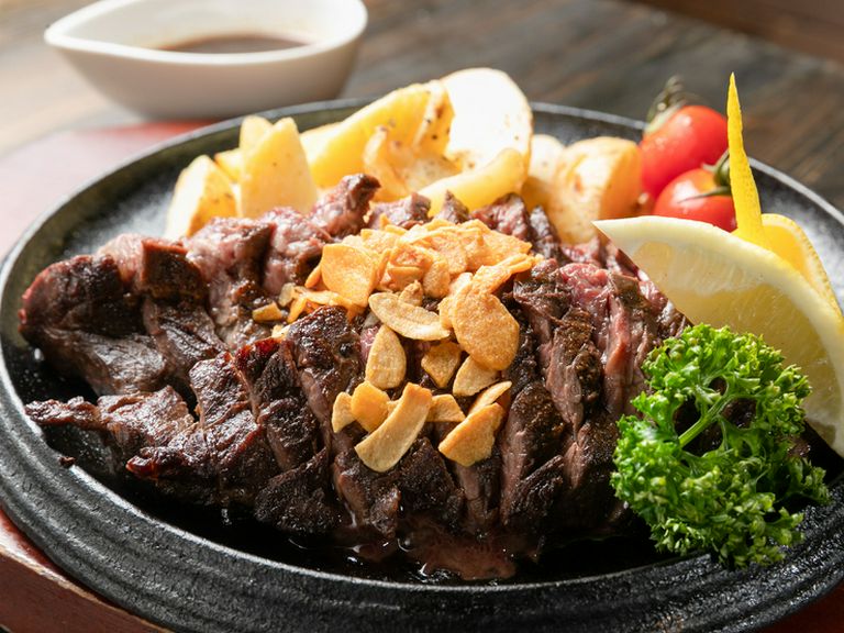 肉汁あふれる、ジューシーな『1ポンドハラミステーキ』