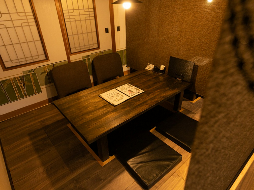 隣のテーブルとの間に仕切りがあるので、半個室のようにも使える