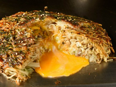 お好み焼きを囲んで盛り上がる歓送迎会