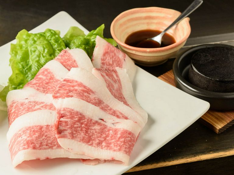 広島県民が愛するコウネをさっと炙っていただきます♪『和牛コウネ刺し』