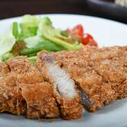 驚くほど肉厚でジューシーな一口カツは県産の「あぐー豚」をぜいたくに。ワサビや塩が、肉そのものの旨みを引き立てます。