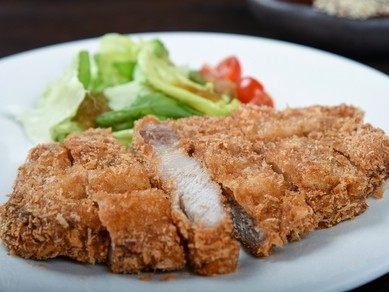 沖縄県産・あぐー豚をトンカツでいただく『あぐーロースかつ』