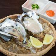 プリッとした身の大粒の牡蠣をシンプルにいただく一品。北は北海道から、季節ごとに一番おいしい産地を選んで仕入れています。キリッと冷えた白ワインと一緒にどうぞ。