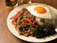 ご飯もお酒も良く進む『“カリカリ”タイハーブ　ガパオ炒めごはん』