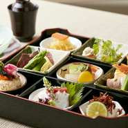 季節のおすすめ食材を閉じ込めた、『今』しか食べられないお弁当です。
本日の小鉢3種
旬魚のお造り
特製茶碗蒸し
お野菜炊合せ
旬魚の焼き物
玄米出汁いなり
季節のごはんもの
味噌汁
ひとくち甘味