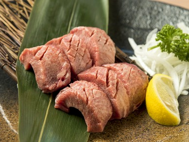 タンの一番よい部分だけを味わう『厚切り特上塩タン』