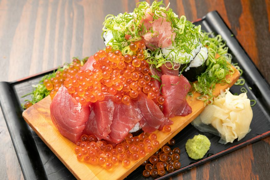 マグロの刺身にたたき、イクラをトッピング! 自由なスタイルで楽しむ『びっくり鉄火たっぷりイクラのせ』