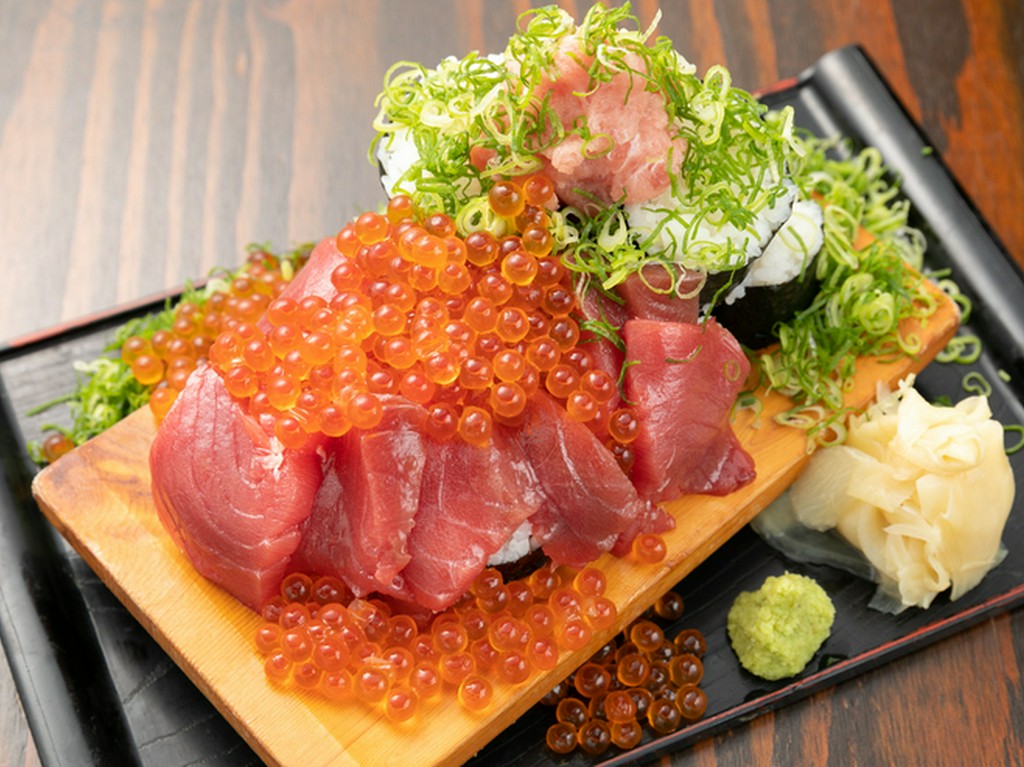 マグロの刺身にたたき、イクラをトッピング! 自由なスタイルで楽しむ『びっくり鉄火たっぷりイクラのせ』