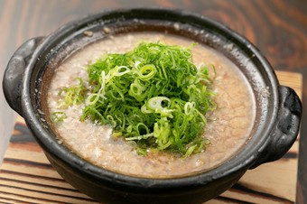 やわらかな口どけがやみつきに。甘めの濃い味噌風味でお酒のアテにもぴったり『牛すじどて煮』