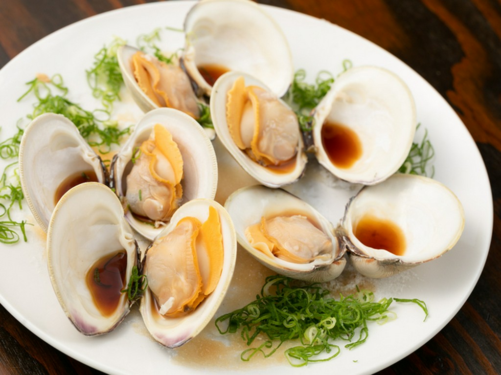 水槽に入った活ハマグリを、オーダー後にオーブンで焼き上げる『白ハマグリ貝しょうゆ焼き』