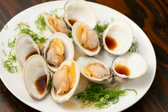 水槽に入った活ハマグリを、オーダー後にオーブンで焼き上げる『白ハマグリ貝しょうゆ焼き』