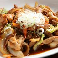 うま味噌・さっぱりゆず塩・韓国風・カレー醤油・激辛HOTの5種類のタレからお好みで。コースでは、定番のうま味噌味が楽しめます。