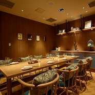 仙台駅から直結のホテルレストランで慶事・接待などシーンを問わずご利用いただける個室。お時間を気にせず皆様とのお食事、会話をお楽しみ下さい。

