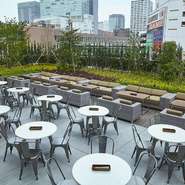 屋上庭園を望むロケーションにて、手ぶらでBBQがお楽しみ頂けるスペース。ランタンやパラソル等も完備されて、リゾート気分でお楽しみ頂けるガーデンです