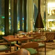 ホテルメトロポリタンの3階に御座います。