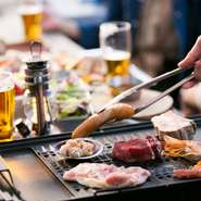 赤身に程よい脂の乗った牧草牛など、秋の味覚とともにバラエティー豊かな厳選食材をお楽しみいただけるBBQプランです。ビールやワイン、カクテル等各種ドリンクを飲み放題120分でお楽しみいただけます。
