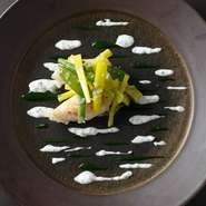 日本各地の素材を厳選し、素材の旨味をお楽しみいただく月替わりのコースや料理をご用意しております。里山の旬をお届けする素材を取り寄せ、オリジナルアレンジしたスペシャルメニューをご堪能ください。
