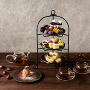 季節の恵みを三段スタンドに華やかに盛り込みました。