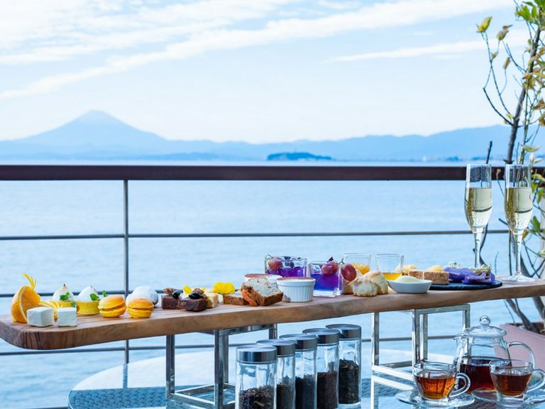 富士山や江の島を望みながら、葉山の色からインスピレーションされた季節を感じるスイーツの数々。