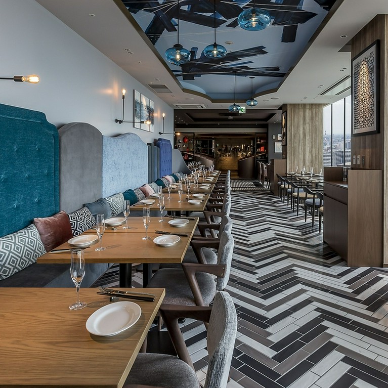 落ち着いた雰囲気の店内は様々なシーンでご利用いただけます