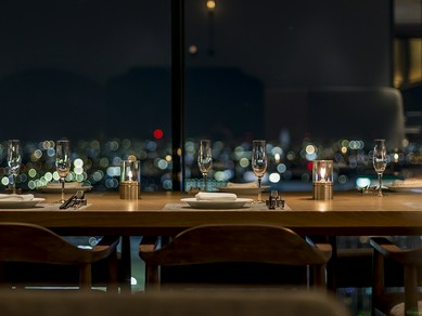 【夜景の見えるバー】ロマンティックなひと時を