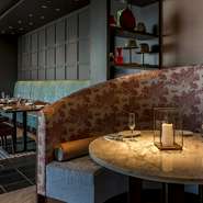 店内は、自然の色合いをふんだんに採り入れたモダンでスタイリッシュな空間。接待にもお勧めです。