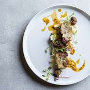 記念日やお誕生日のご利用に・・・豪華食材を使用したフルコースに乾杯酒とスクエアケーキが付いたアニバーサーリーコースご用意致しました。大切な方と素敵な時間をお過ごしください。