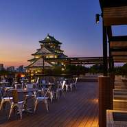 大阪城を眺めることができるテラス席