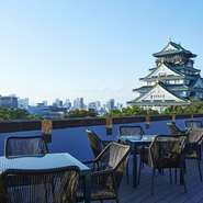 歴史ある洋館のルーフトップに上がると広がるのは、思わず感嘆する圧巻の眺望。緑あふれる大阪城公園の中心で、手に届きそうなほど近い大阪城の天守閣や、大阪の街並みを360°見渡せるパノラマビュー。