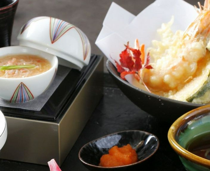 【ランチ】団体利用可!天ぷら、お寿司など10品を盛り込んだ和食御膳