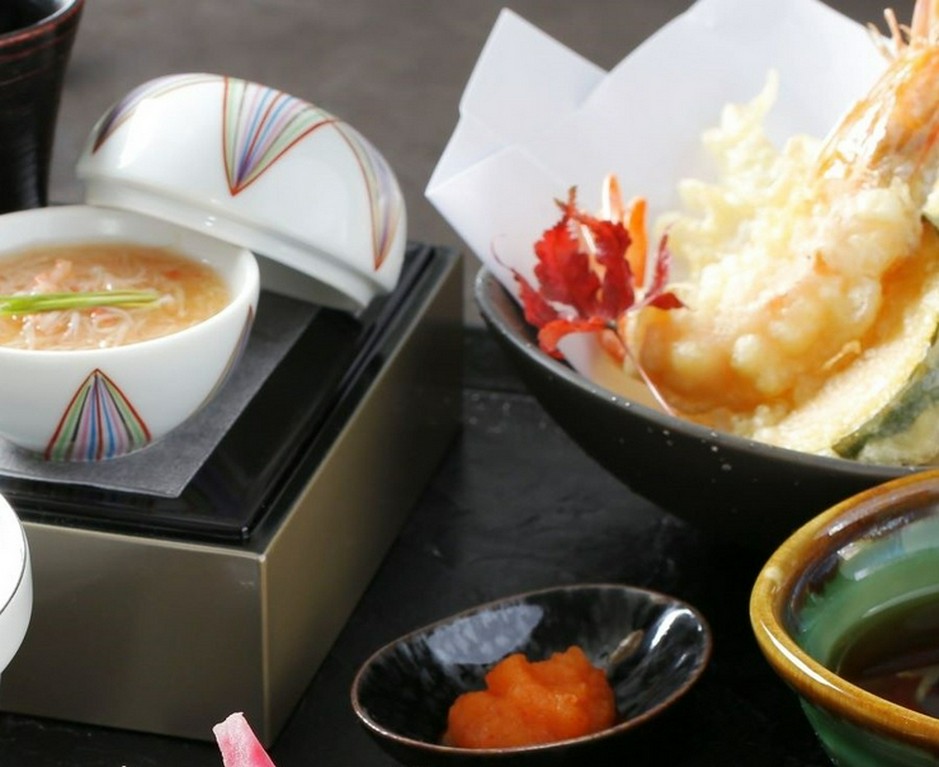 【ランチ】団体利用可！天ぷら、お寿司など10品を盛り込んだ和食御膳